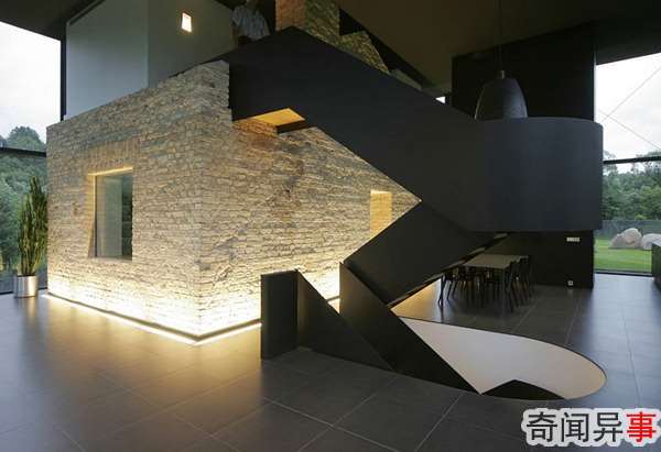 Contrast-of-textures-and-styles-with-the-staircase