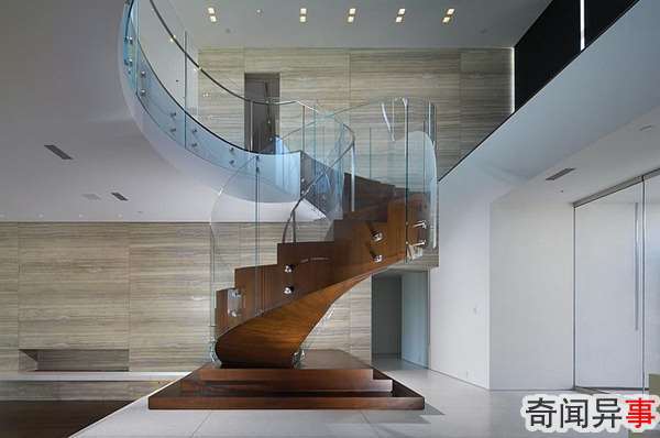 Spiral-staircase-in-wood-and-glass