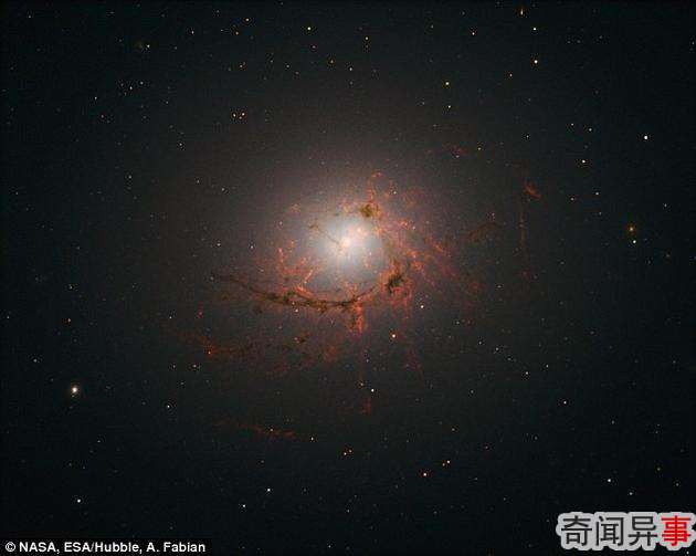 NGC 4696ϵΧƮ˿״Щ˿״ɳ͵ɡ